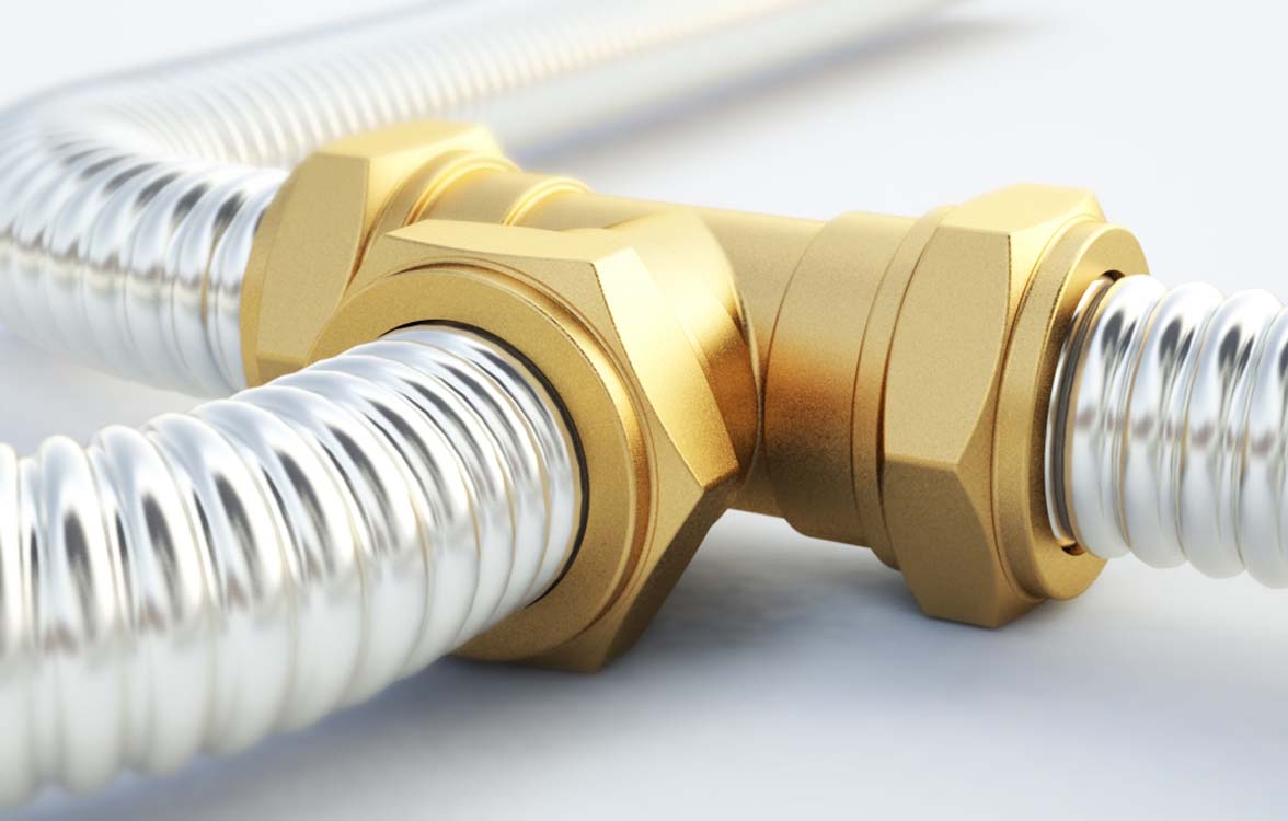 Гофрированная труба из нержавейки соединена фитингом, тройником